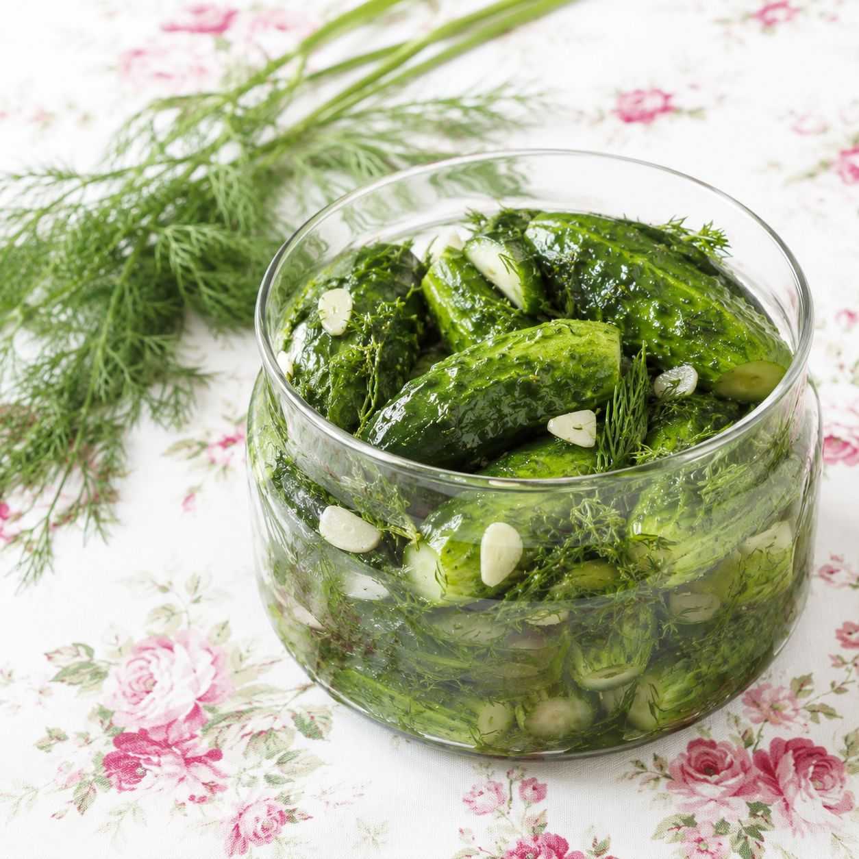 Малосольные огурцы с укропом и чесноком